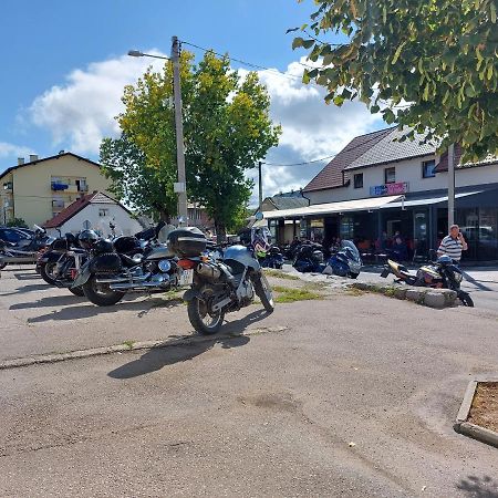 Guesthouse Pink Panther Udbina المظهر الخارجي الصورة