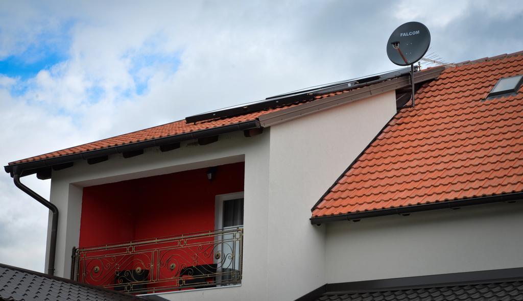 Guesthouse Pink Panther Udbina الغرفة الصورة
