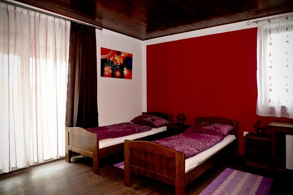 Guesthouse Pink Panther Udbina الغرفة الصورة