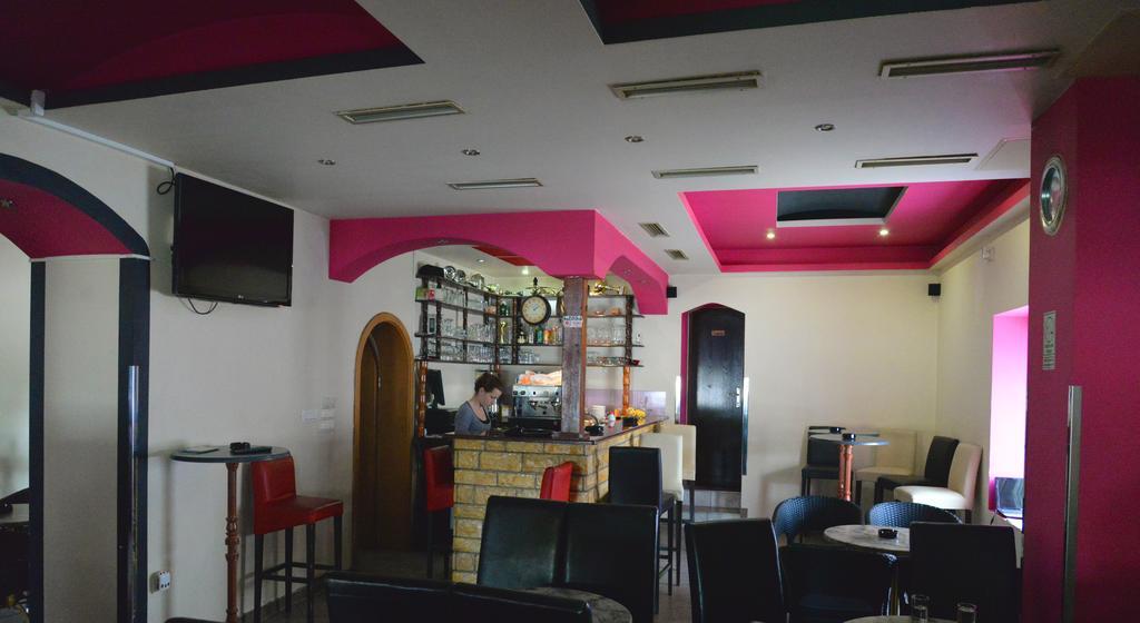 Guesthouse Pink Panther Udbina المظهر الخارجي الصورة