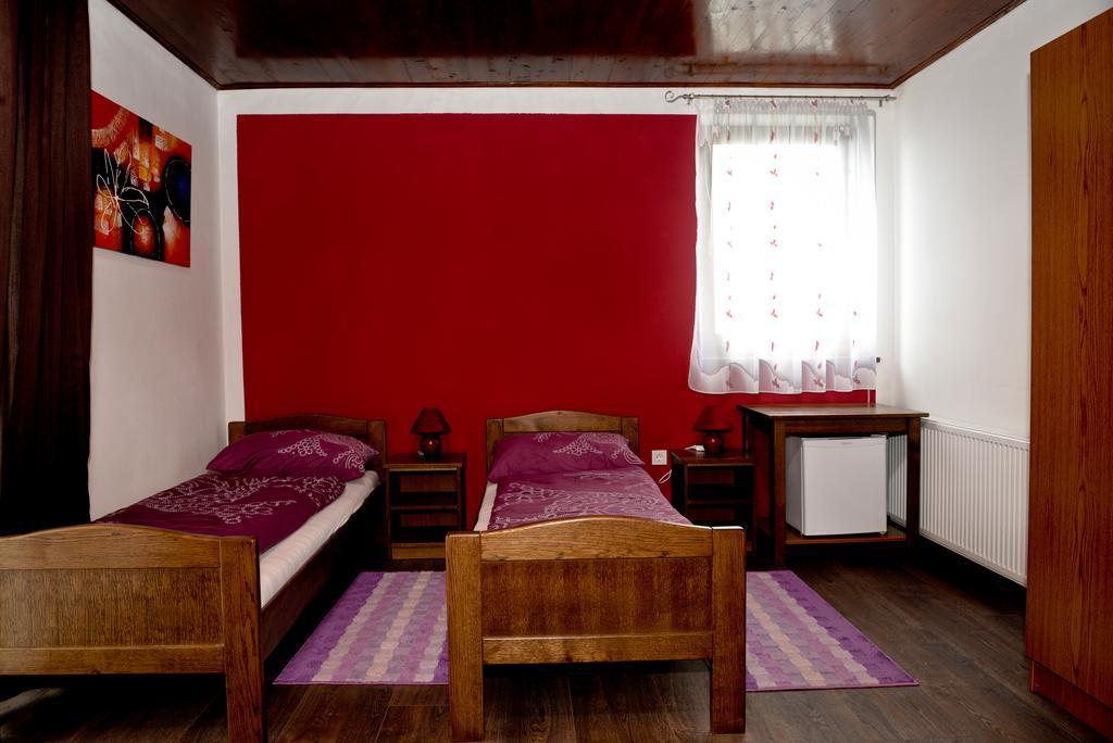Guesthouse Pink Panther Udbina المظهر الخارجي الصورة